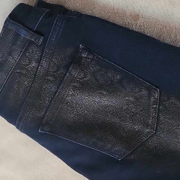 Elie Tahari blue jeans with gray snake print. - Picture 4 of 4